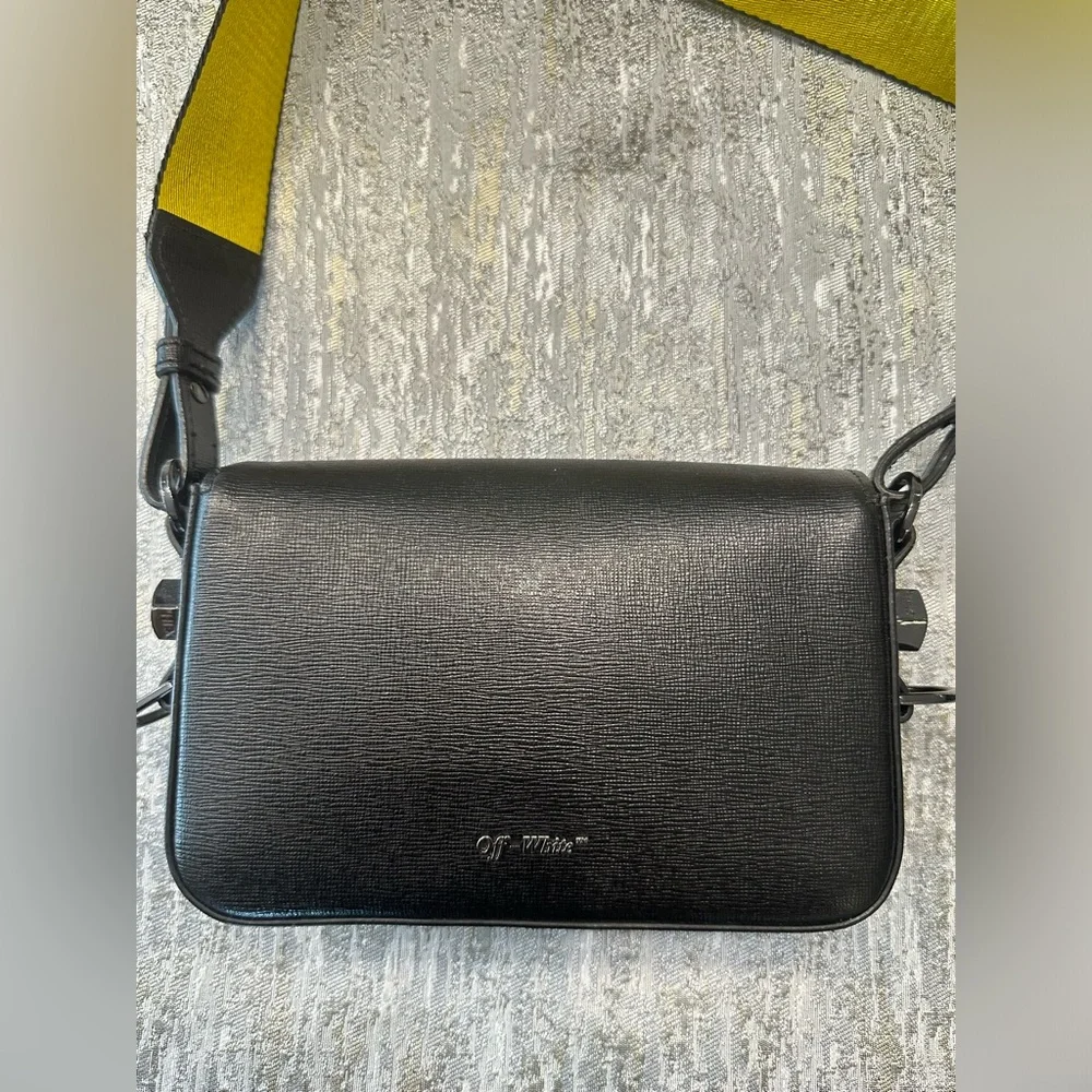 OFF-WHITE NWOT
Sculpture Saffiano Leather Flap Crossbody Bag w Binder Clip - Picture 4 of 5